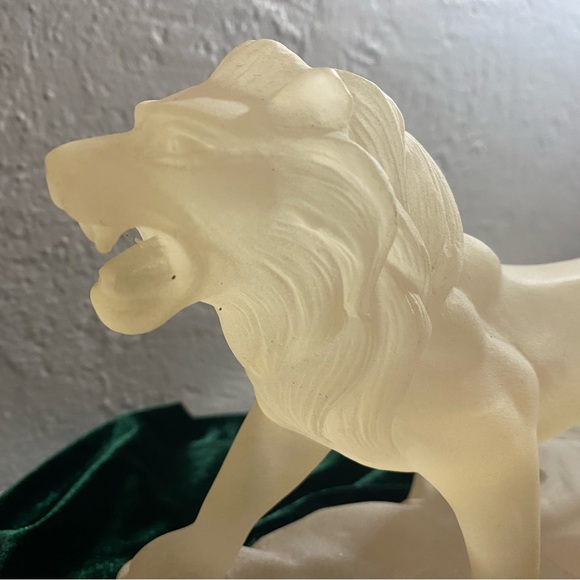 Vintage Frosted Resin Lion W/engravable plaque- it’s heavy. - Picture 2 of 15